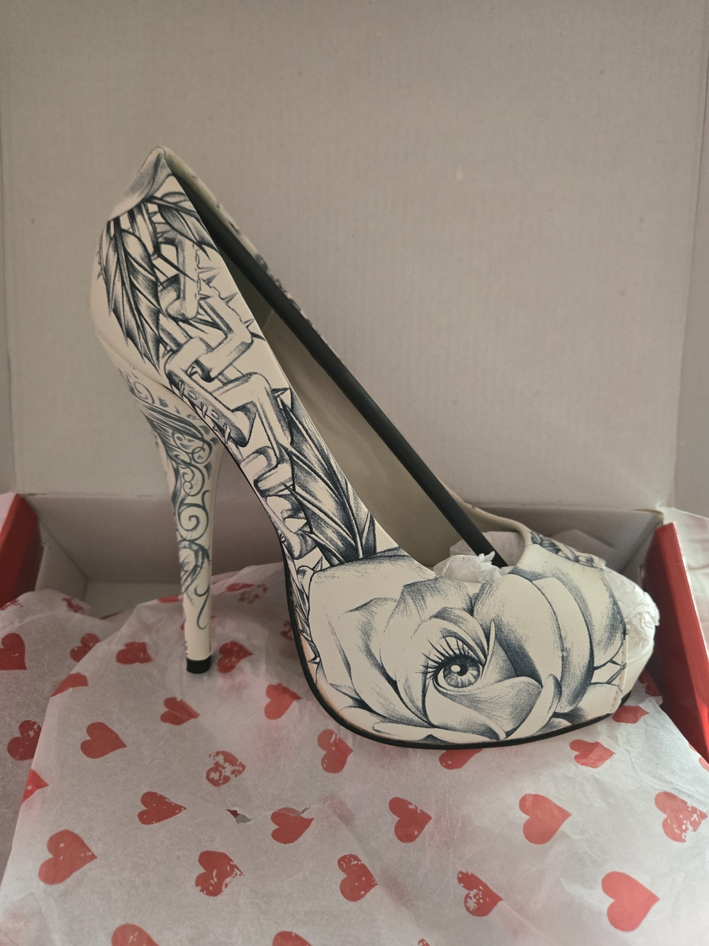 Feminine White/black Sexy Platforms - Picture 2 of 11